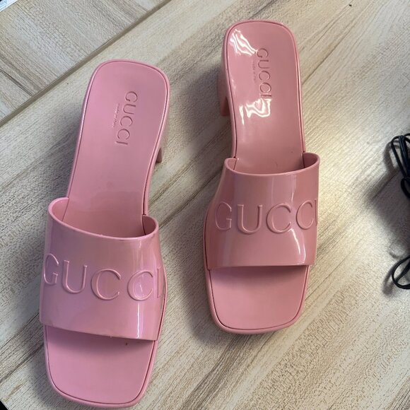 Gucci Shoes - GUCCI Women's slide sandal with Gucci logo in wild rose
